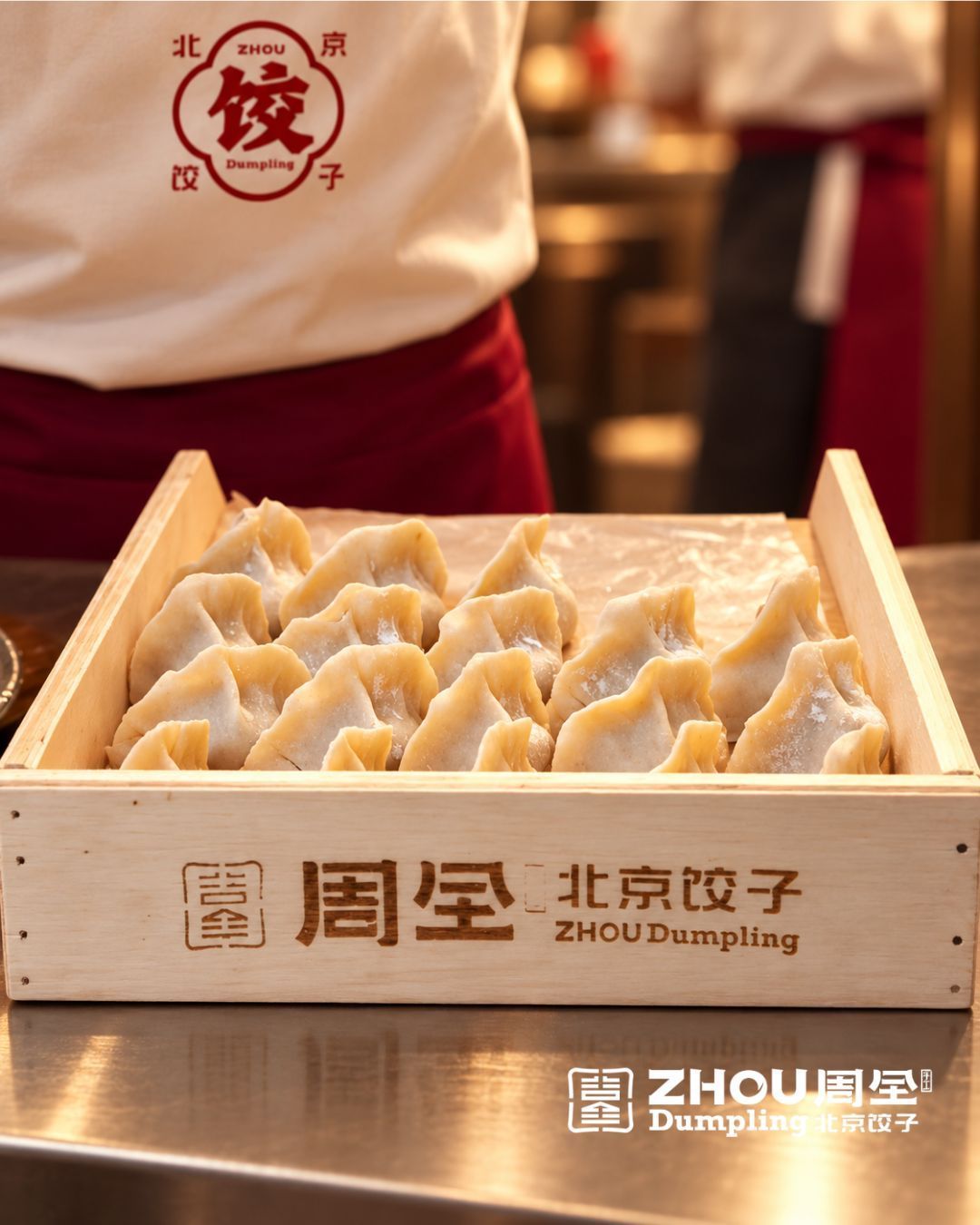 Raviolis chinois faits main présentés dans une boîte en bois marquée ZHOU Dumpling au restaurant asiatique.